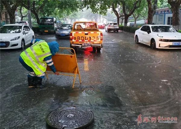 △青岛水务排水公司工作人员防汛值守积水点，及时排水，保证道路畅通。记者 吴帅摄 