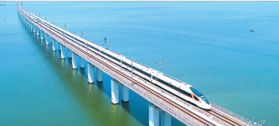 “复兴号”以时速350公里的速度奔驰。罗春晓摄