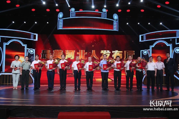 张志旺（左三）在节目录制现场。