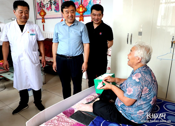 平乡县卫健局、中国人寿理赔人员看望出险村民。长城网记者 烟成群 摄