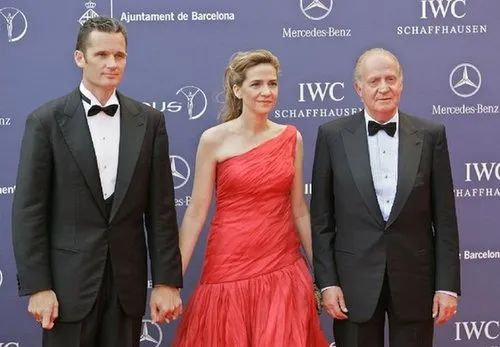 ·卡洛斯（右）、克里斯蒂娜公主（中）和乌丹加林一起出席活动。