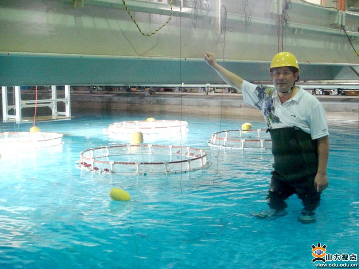 与东京大学海洋工程实验室开展网箱抗风浪合作实验研究