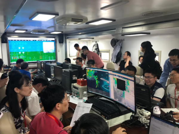 试验组成员正在接收、分析数据（图片来自中国航空工业集团有限公司）