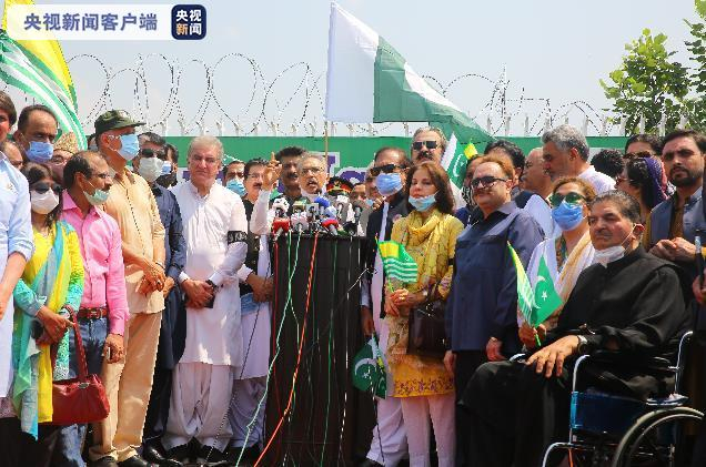 △巴基斯坦总统阿尔维参加游行并发表演讲 