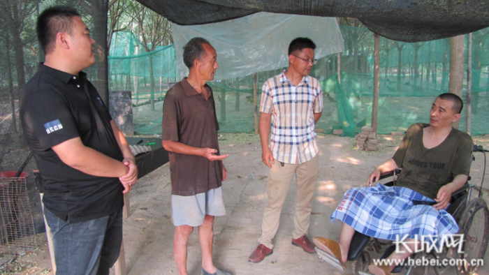 沧县相关部门工作人员来看望赵庆旺（右一）和他的父亲赵和成（右三）。 长城网记者 郭庆敏 摄
