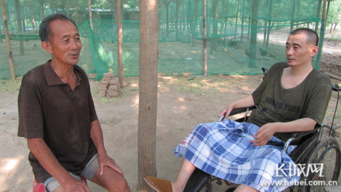 养鸡场的顺利开办，给父子俩的脸上增添了笑容。  长城网记者 郭庆敏 摄