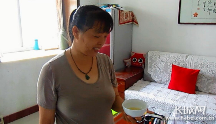 王月新对刚买来的鸡蛋很满意。  长城网记者 郭庆敏 摄