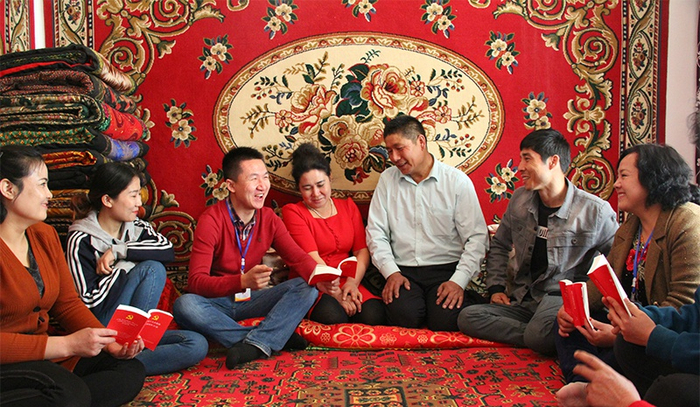 △达西村村民在聆听驻村工作队队员宣讲党的好政策。