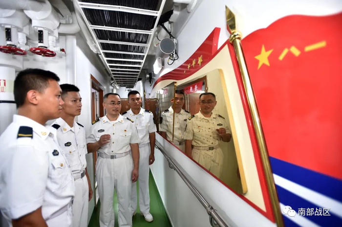 ▲向新兵介绍“英雄快艇”历史