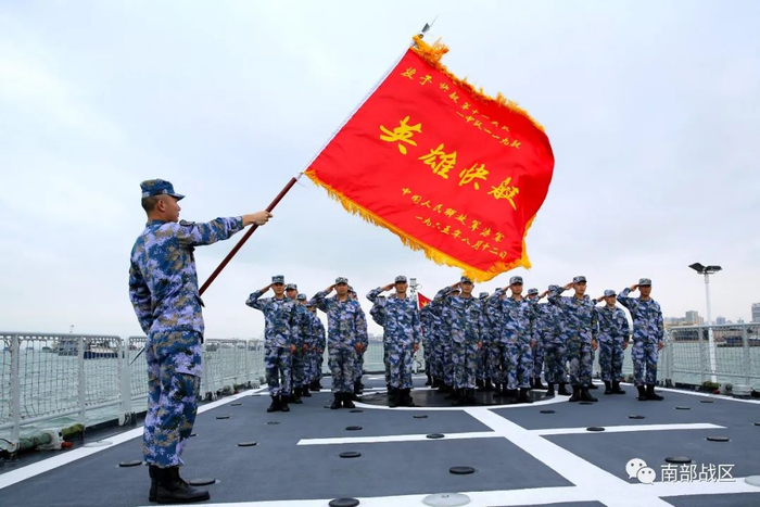 ▲向战旗敬礼