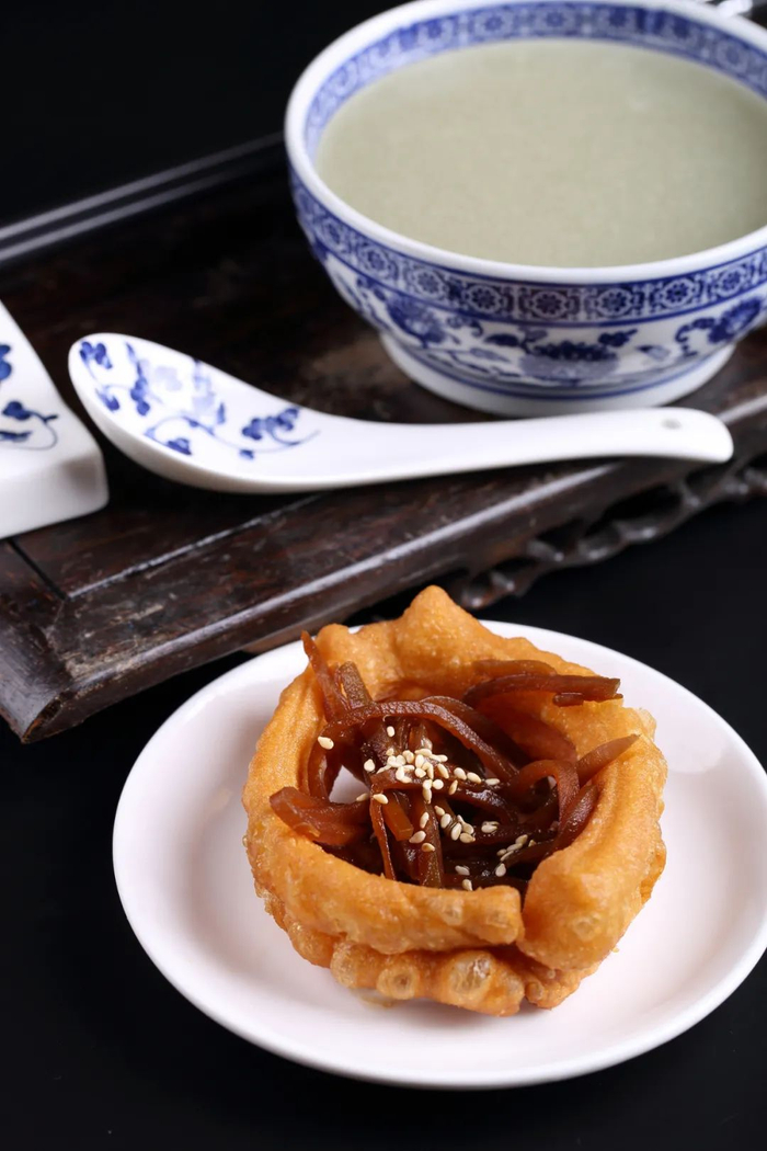 ▲ 焦圈儿豆汁儿，老北京的早餐标配。 摄影/hanlinmohai