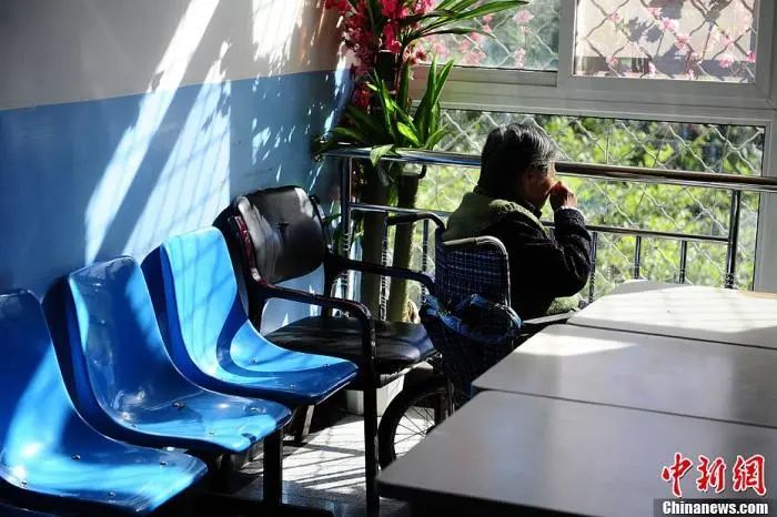 资料图：某收治阿尔茨海默病患者的专科医院中，一位患病老人正在轮椅上晒太阳。中新社发 崔楠 摄
