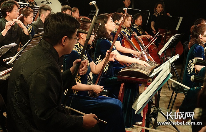 河北省歌舞剧院民族乐团《闪闪的红星》民族音乐会演出现场。长城网记者 许晓星 摄