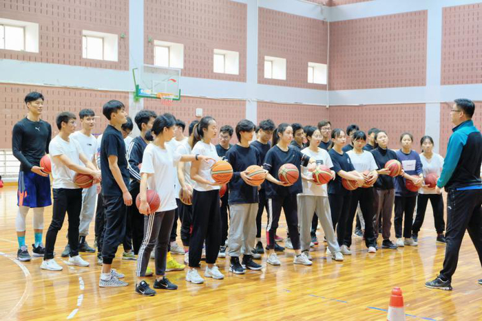 图为体科院学生上武术课和篮球课