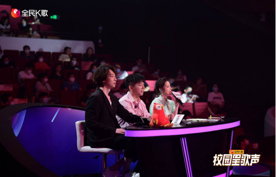 （余笛、胡海泉、冯提莫（从左到右）担任全国总决赛“明星筑梦官”）