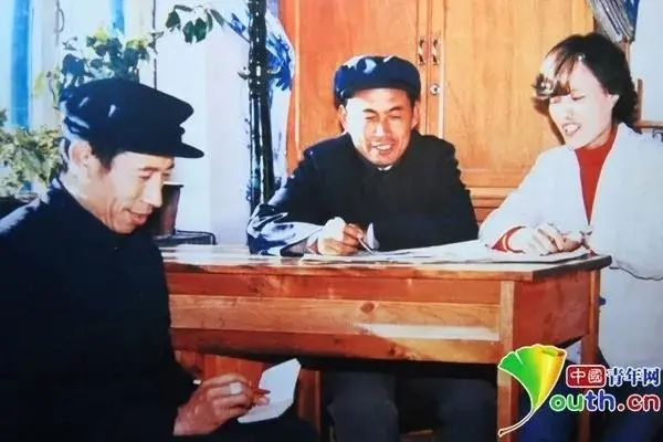 大梨树村老书记毛丰美（中）。资料图