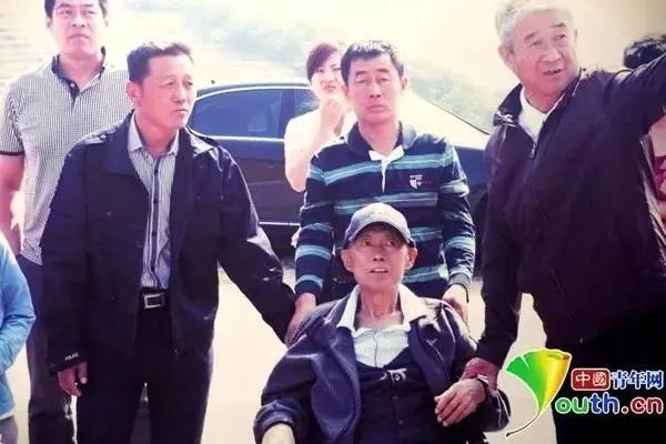 毛丰美去世前的13天，不能走路，他坐着轮椅也要到花果山和新建的村史馆去转一转、看一看。资料图