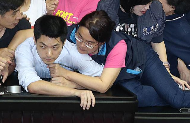 ▲ 图为“万安紧抱”事件（图源：台媒）