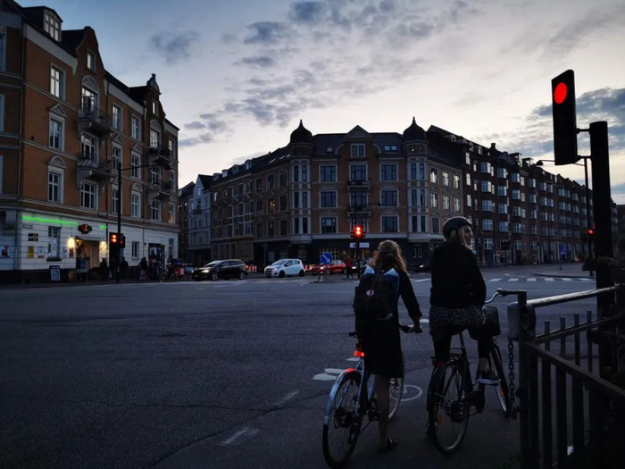 丹麦第二大城市奥胡斯街头的骑行者。新华社记者林晶摄
