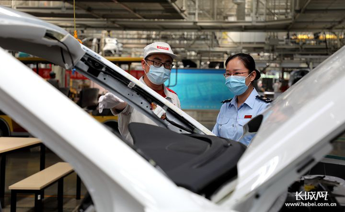 税务人员到长城汽车生产车间了解企业复产情况。 长城网记者 烟成群 摄