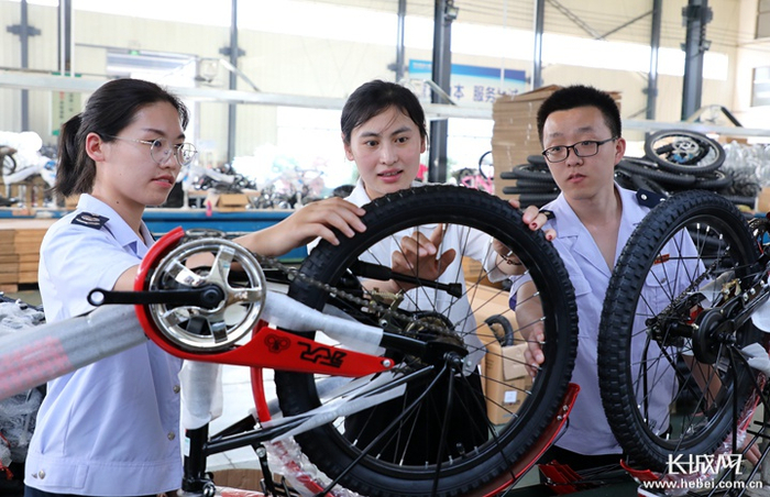 平乡税务部门为企业提供一对一服务，落实减税降费优惠政策。 长城网记者 烟成群 摄