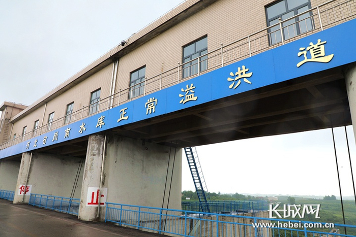 岗南水库第一溢洪道。长城网记者 周亚彬 摄
