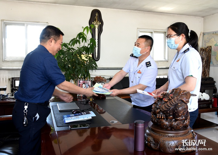 　                         　兴隆县税务局工作人员走访企业。于雪蕊 摄