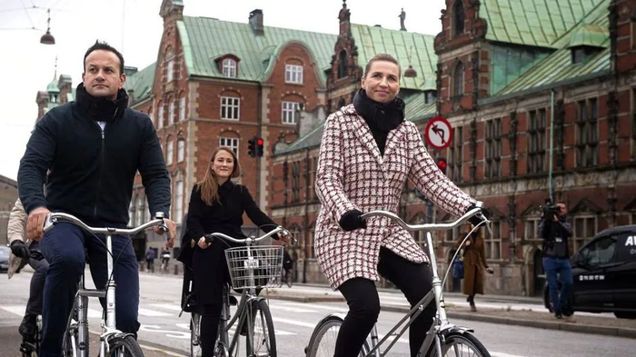 丹麦首相梅特·弗雷泽里克森（右）骑着自行车。图片来自网络