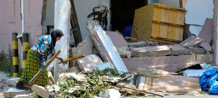 △在8月4日爆炸中，这名贝鲁特妇女的房屋被炸毁。她正在瓦砾中搜寻残存的物品。（图片来源：联合国人道主义事务协调厅）