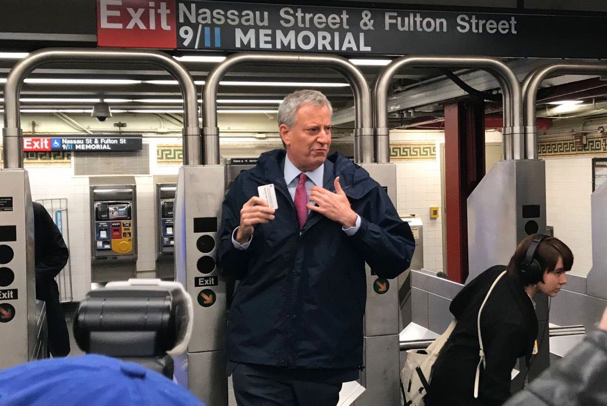 △德布拉西奥鼓励市民不要害怕病毒，维持正常生活