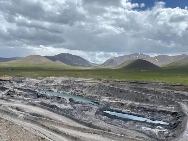 ·优美的自然景观与满目疮痍的采矿坑形成鲜明对比。&nbsp;图源《经济参考报》