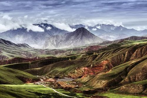  ·与矿区相邻的祁连山自然保护区景观。