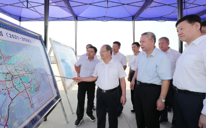 鹿心社在贵南高铁项目建设现场，详细了解相关项目建设推进情况。黄克 摄