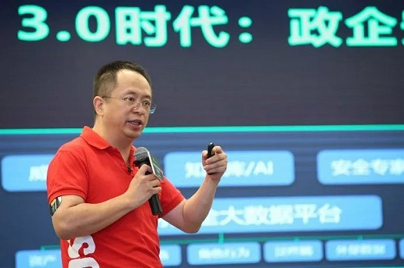 “红衣大炮”的外号源于周鸿祎一直爱穿红色T恤，图源360官网
