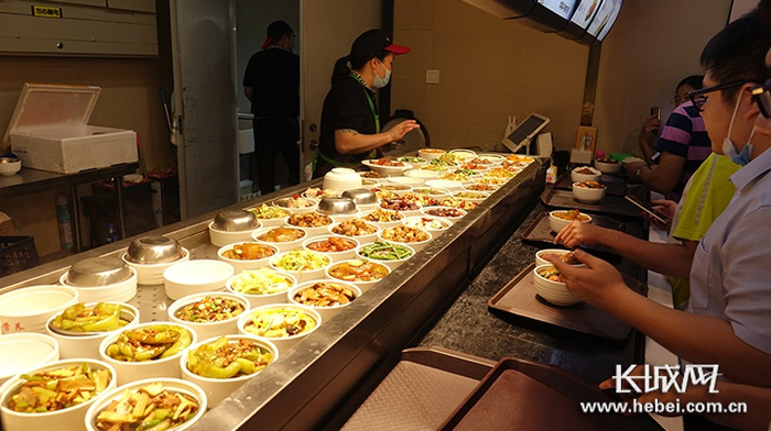大份菜变小碗菜，菜品多样供顾客选择。长城网记者 许晓星 摄