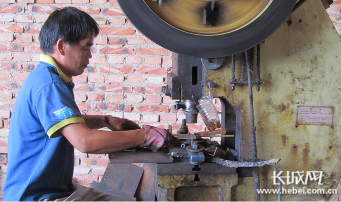 宋倩辉在村里的一家企业打零工，每天能收入七八十元。长城网记者 郭庆敏 摄