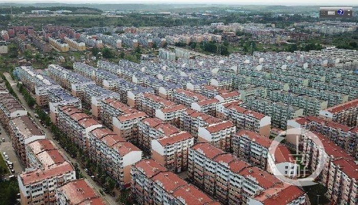 ▲鹤岗市区内存在大量棚改房，被认为是拉低房价的一大原因。摄影/上游新闻记者 张莹