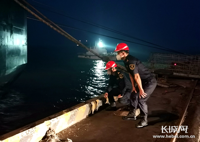 秦皇岛海关关员现场观测船舶水尺。于幼宏 摄