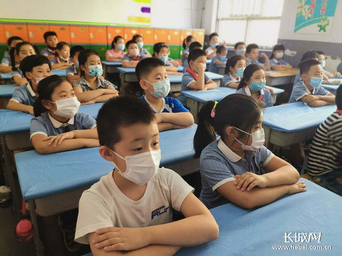 石家庄市草场街小学三年级一班开学第一课课堂。宋晓颖 摄