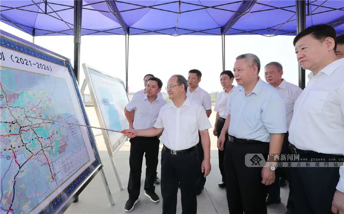 鹿心社在贵南高铁项目建设现场，详细了解相关项目建设推进情况。记者 黄克 摄