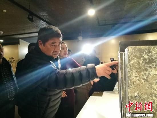 　　2018年，2月1日，故宫博物院院长单霁翔在苏州御窑金砖博物馆为首个故宫官式古建筑材料基地授牌。钟升&nbsp;摄