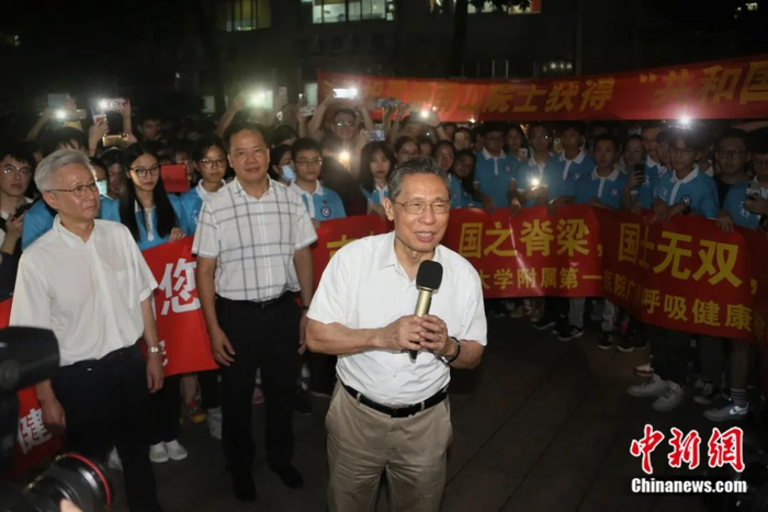 钟南山对广州医科大学师生讲话。广州医科大学供图（张迪 摄）