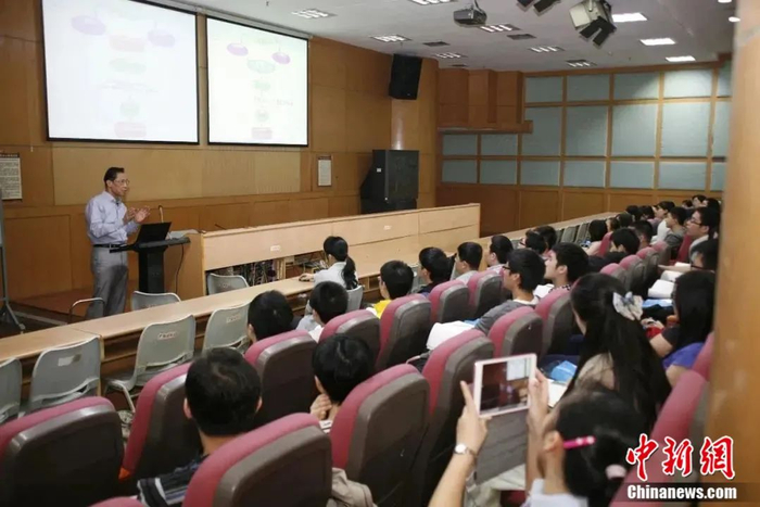 钟南山院士给本科学生上课 广州医科大学供图