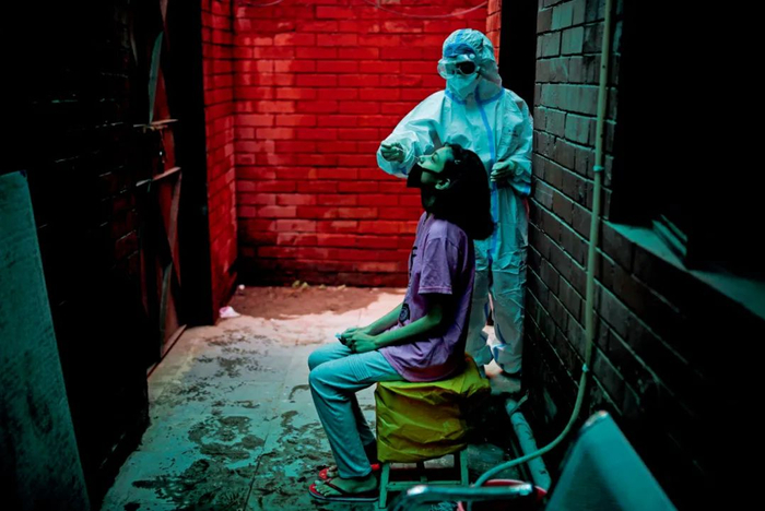 　　8月31日，印度新德里，民众接受新冠病毒测试。美国约翰·霍普金斯大学发布的新冠疫情数据显示，截至北京时间9月7日12时28分，印度累计新冠确诊病例已突破420万例，每日新增确诊病例世界第一。图/人民视觉