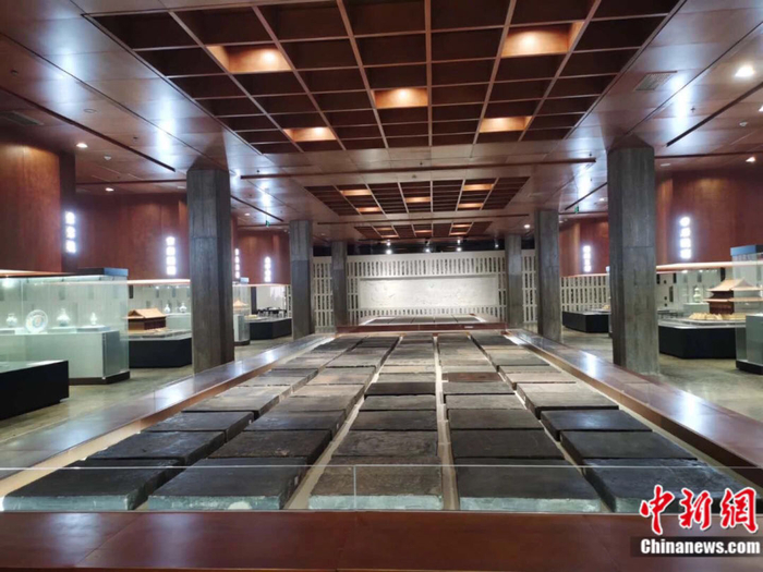 　　金砖虽不是“寸土寸金”，但每块的造价也将近一两银子。如今，高品质的金砖每块能卖到3万8千元。钟升&nbsp;摄