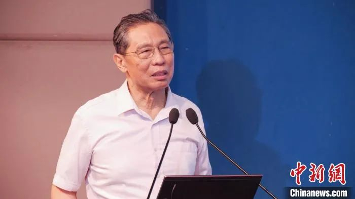 钟南山在广州医科大学附属第一医院举办的庆祝第36个教师节大会上讲话。 何俊杰 摄