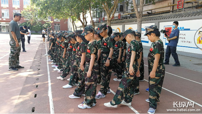 教官在为学生进行行为规范训练。 通讯员 张兰英 摄
