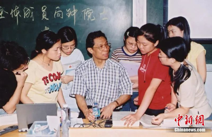 钟南山院士在课室与学生交流。广州医科大学供图