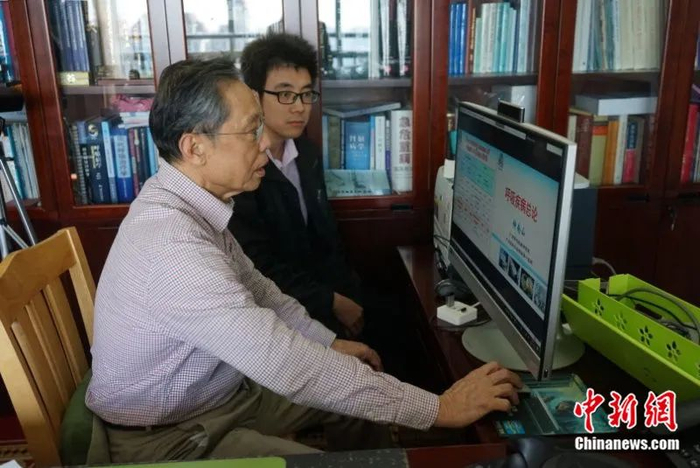 钟南山院士为南山班学生网络授课。李凯萍 摄