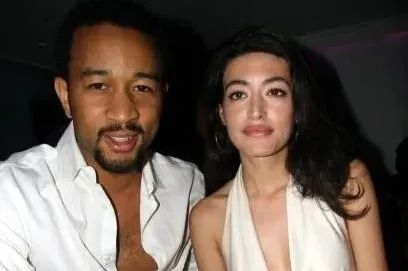 ·瓦法与歌星约翰·传奇高调恋爱。